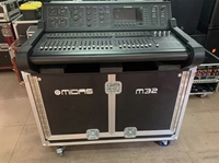 Console de mixage numérique MIDAS M32Live 32 canaux personnalisée dans un coffret de transport ouvert, prise en charge OEM et ODM