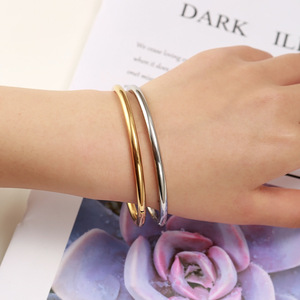 Pulsera <span class=keywords><strong>de</strong></span> Acero Inoxidable Minimalista <span class=keywords><strong>para</strong></span> Mujer, Brazalete <span class=keywords><strong>de</strong></span> Titanio Antideslustre con Hebilla Lisa, Joyería <span class=keywords><strong>de</strong></span> Acero Inoxidable, Regalo <span class=keywords><strong>de</strong></span> Cumpleaños al por Mayor - Product Image 3
