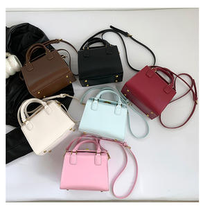 2025 Nieuwe Dames Eenvoudige Mode Grote Capaciteit Joker Boston Messenger Bag Lederen En Pvc Voering Joker Print Ontwerp Handtas - Product Image 5