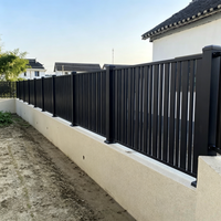 Clôture moderne en alliage d'aluminium à barres verticales de largeurs alternées, 6 pieds, à lattes asymétriques décoratives, thermolaquée, pour jardins et cours