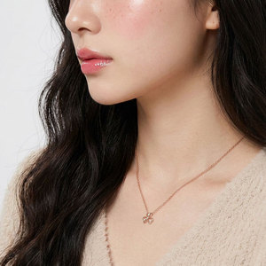 Collier de haute qualité en or rose massif 18 carats avec pendentif en forme de fleur, serti de diamants naturels véritables, idéal pour la vente en gros - Product Image 1