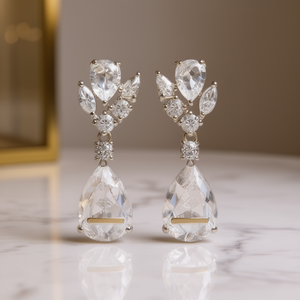 Boucles d'oreilles pendantes classiques en or blanc avec zircon taillé en poire et strass sertis griffe pour mariage, bijoux de mode pour femme - Product Image 2