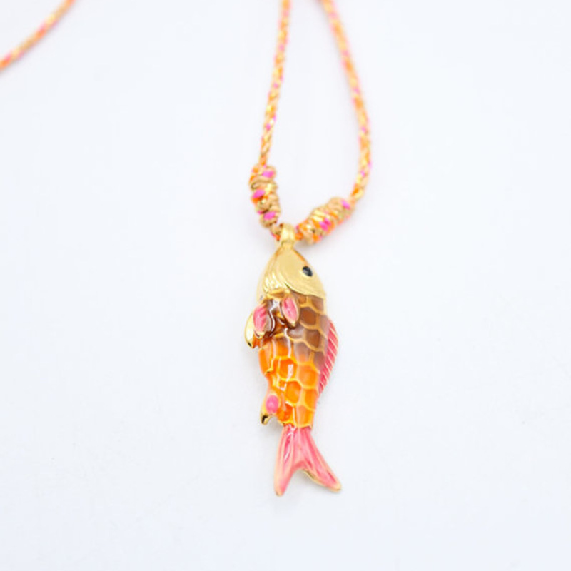 Collar de pececitos amarillo y rosa.