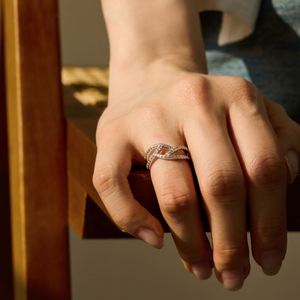 Anillos de Joyería Geométricos Entrelazados de Plata de Ley con Circonita Cúbica 5A de Alta Calidad, Personalizados y Resistentes al Deslustre, Marca Dylam - Product Image 3