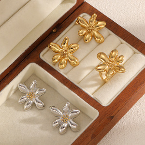 ชุดต่างหูและแหวนสแตนเลสลายดอกไม้สำหรับผู้หญิง ชุบทอง 18k ไทเทเนียมสตีล เหมาะสำหรับใส่ทุกวัน - Product Image 1