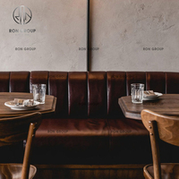 Ensemble de meubles de restaurant, café et bar moderne, table à manger en bois et chaises avec dossier incurvé, canapé en cuir brun