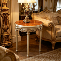Table d'appoint ronde de luxe avec plateau en marbre orange et cadre en bois sculpté à la main avec feuilles d'or pour une décoration classique de la maison