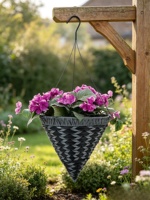 Panier suspendu Carol gris foncé aspect osier style américain sculpté à la main avec crochet métallique et doublure en plastique pour jardin extérieur