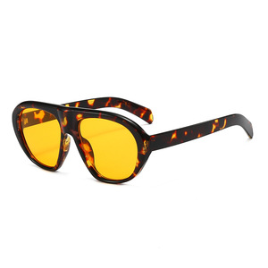 Gafas de Sol Clásicas Extra Grandes UV400 Unisex, Montura de PC Vintage de los 70, Logotipo Personalizado, Estilo Piloto, Degradado Transparente Blanco - Product Image 5