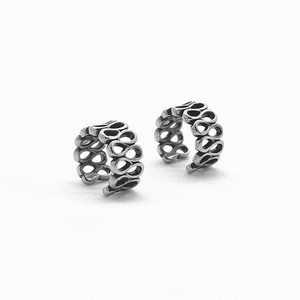 Pendientes geométricos creativos y únicos con clip, diseño hueco de acero inoxidable para orejas sin perforar, estilo minimalista a la moda - Product Image 5