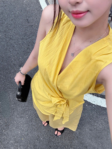 Conjunto de Top Amarillo Sólido sin Mangas con Lazo Cruzado y Pantalones de Pierna Ancha, Mezcla de Algodón y Lino de Vietnam, Transpirable, Cuello en V, Fabricación OEM - Product Image 5