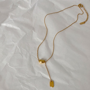 Collier lariat réglable en acier inoxydable plaqué or PVD |   Collier minimaliste avec pendentif en forme de haricot et étiquette |   Imperméable et hypoallergénique - Product Image 2