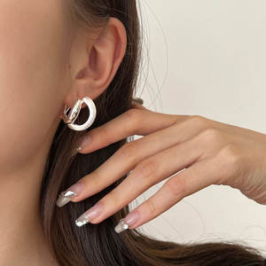 ต่างหูเงินแท้ S925 สำหรับผู้หญิง ดีไซน์สองชั้นแบบด้าน ขัดเงา โค้งมน แฟชั่นหรูหรา - Product Image 4