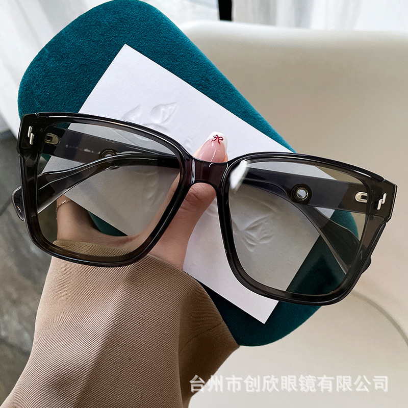 Grey frame grey sheet