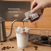 Sac à expresso liquide en PE transparent givré, jetable et recyclable, à trois compartiments, avec poignée longue, enduit UV et imprimé à l'écran