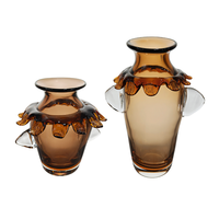 Vase en verre ambré soufflé à la main avec des poignées transparentes en forme d'ailes et un col à pétales festonnés, vase à fleurs pour la décoration de la pièce