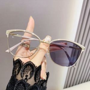 Gafas de Miopía Fotocromáticas con Protección Anti Luz Azul, Diseño Ojo de Gato, Cambio de Color Inteligente, Moda 2025 para Mujer - Product Image 3