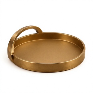 Plateau de service rond en aluminium moulé, doré, avec poignée arquée simple et base texturée, pour présentation alimentaire, idéal pour hôtels et restaurants – Vente directe usine - Product Image 1