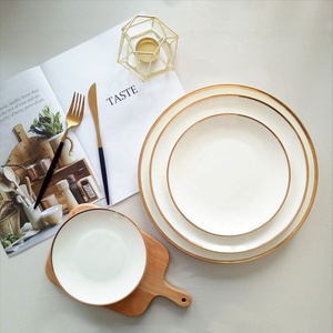 Assiettes de mariage en céramique blanche de haute qualité avec bord doré, collection très prisée - Product Image 3