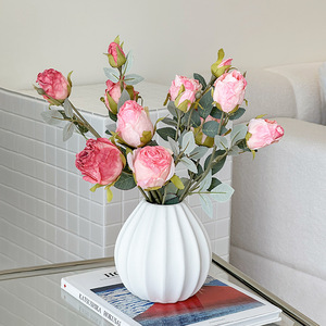 Vase en céramique décoratif avec bouquet de roses à franges artificielles pour table à manger, décoration douce pour salon et entrée - Product Image 2
