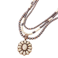 Collier bohème fait main en cuivre antique, perles Navajo, pierres howlite, chaîne à plusieurs rangs avec pendentif en turquoise blanche