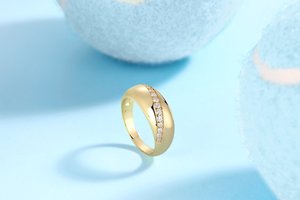 Anello da Donna in Argento Sterling Placcato Oro 18K con Fascia Comfort <span class=keywords><strong>Fit</strong></span> da 8mm, Design Elegante e Senza Tempo, con Pietre Moissanite Incastonate a Pavé - Product Image 5