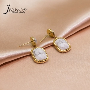Boucles d'oreilles pendantes élégantes en plaqué or 18 carats avec améthyste blanche grise géométrique carrée pour femmes - Product Image 5