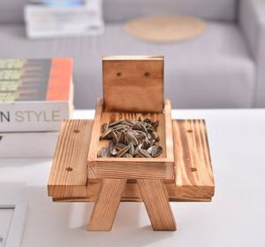 Mangiatoia per scoiattoli in legno mangiatoia per animali domestici con ciondolo da giardino all'aperto mangiatoia per uccelli con noci di mais - Product Image 2