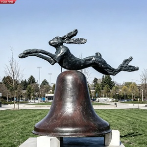 YOUFINE Escultura de bronce abstracta de conejo saltando sobre campana, tamaño real, para parques públicos <span class=keywords><strong>y</strong></span> plazas - Product Image 1