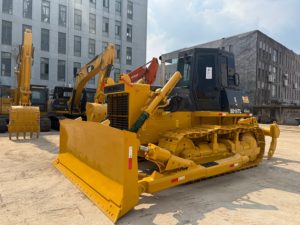 Bulldozer Shantui SD16TL d'occasion à chenilles robustes, idéal pour les travaux sur les pentes et le remblaiement de terrains en vrac. - Product Image 3