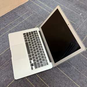 MacBook <span class=keywords><strong>Air</strong></span> <span class=keywords><strong>2017</strong></span> รุ่น A1466 ซีพียู i5 แรม 8GB SSD 256GB คีย์บอร์ดเกาหลี ดูอัลคอร์ ตัวเครื่องโลหะ คุ้มค่าคุ้มราคา แล็ปท็อปมือสอง - Product Image 3