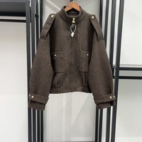 Ensemble deux pièces OUDINA tendance pour femme : veste en mélange de laine à col montant marron foncé et jupe courte à chevrons pour l'hiver