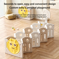 Parc de jeu pour tout-petits gris et blanc avec porte en forme de cerf, panier de basket et panneau d'activités interactif, enclos de sécurité intérieur pour bébé