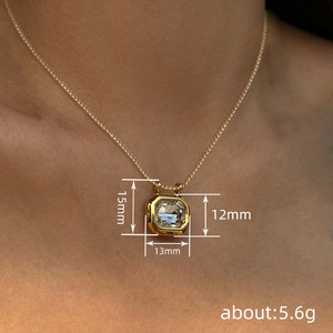 Collana con Ciondolo Geometrico Quadrato per Donne, Gioiello Minimalista Chic, Accessorio di Moda per Uso Quotidiano, Idea Regalo - Product Image 4