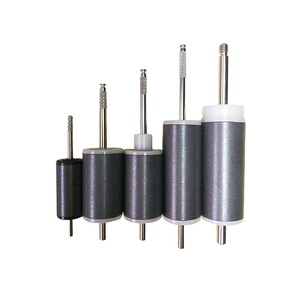 13X35 Nhựa Tiêm Đúc Cứng Ferrite Nam Châm Radial Xi Lanh Nam Châm Với Trục Cho Máy Giặt Thoát Nước Động Cơ Bơm