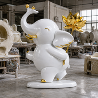 Sculpture d'éléphant blanc en résine personnalisée avec motif de lotus doré, résistante à la corrosion, logo personnalisé pour la décoration d'hôtels, de centres commerciaux et de jardins
