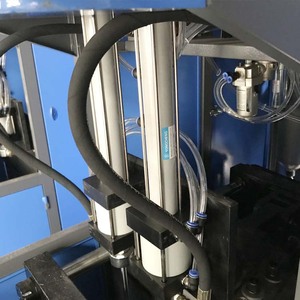 O estiramento semi automático que sopra a máquina garrafas plásticas descartáveis faz a máquina para fazer garrafas plásticas - Product Image 3