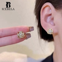 Vente en gros de boucles d'oreilles en argent sterling 925 minimalistes coréennes de luxe avec zircon, trèfle à quatre feuilles, bijoux fins pour filles