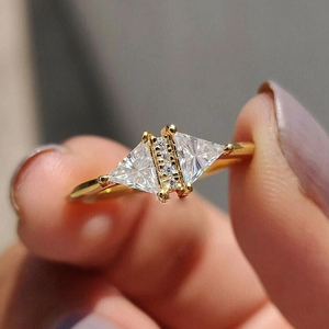 Caoshi <span class=keywords><strong>OEM</strong></span> Tinh Tế Hai Tam Giác Thiết Kế Bling Bling Zircon Ngón Tay Nhẫn Đối Với Phụ Nữ Cưới Thời Trang Đồ Trang Sức Mạ Vàng CZ Nhẫn - Product Image 1