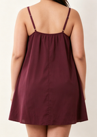 Robe de nuit mini ample et fluide en satin bordeaux pour femme, col en V, avec nœud sur le devant, bretelles spaghetti et bordure en dentelle, style décontracté
