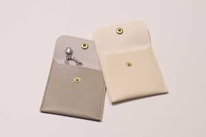 Pochette en cuir PU de luxe rose personnalisée avec logo, gaufrée, pour bijoux (colliers, bagues), emballage cadeau, avec rabat - Product Image 3