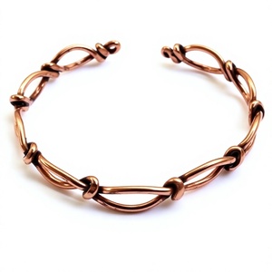 Bracelet unisexe en métal réglable avec nœud entrelacé antique, design moderne en forme de nœud infini - Product Image 1