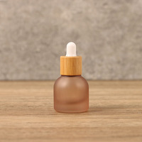Flacon compte-gouttes en verre cylindrique pour huiles essentielles, faible MOQ, avec bouchon à vis en bambou naturel, 10 ml, surface givrée, mini format de luxe