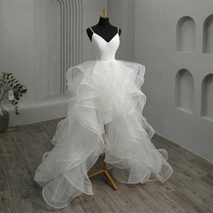 Nuevo Vestido de Novia Gótico Blanco con Espalda Larga y Frente Corto, Tirantes, Escote en V Profundo, Vestido de Novia Asimétrico - Product Image 3