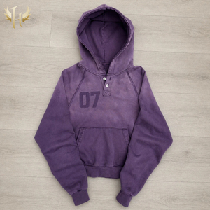 Sweat à capuche Henley personnalisé pour homme, manches raglan, patte de boutonnage, effet délavé, imprimé numéro, style streetwear oversize délavé soleil - Product Image 1