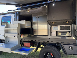 Toit de camion de luxe à glissière avec toilettes, douche et cuisine intégrées - Product Image 3