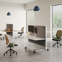 Système de bureaux modulaires en acier OMNI Link avec bureaux réglables en hauteur et panneaux d'intimité pour bureaux
