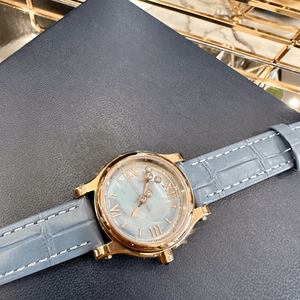 Montre à quartz pour femme avec bracelet en cuir à motif crocodile gris et cadran à chiffres romains Chopards - Product Image 1