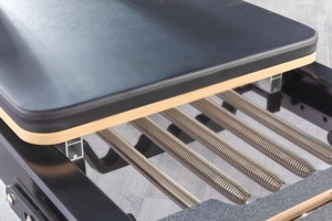 Machine de Pilates Reformer classique en alliage d'aluminium avec cadre de tour stable et chariot de grande taille sur rail silencieux pour salle de Pilates - Product Image 5