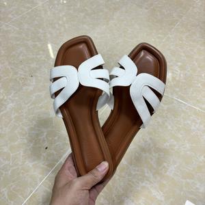 Sandale plate d'été <span class=keywords><strong>chic</strong></span> pour femmes tendance de la mode anti-glissante et légère <span class=keywords><strong>Chic</strong></span> plat pour pantoufles - Product Image 1